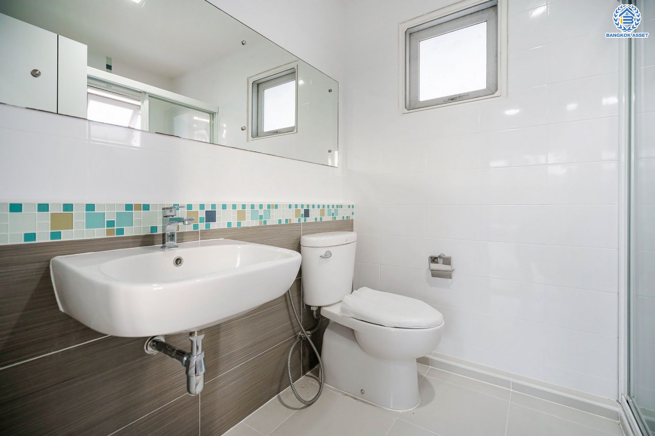 บ้านเดี่ยวมือสอง จากแบรนด์ LH โครงการ ชัยพฤกษ์ วัชรพล หลังใหญ่ เนื้อที่ 50.6 ตร.ว. ฟังก์ชัน 3 ห้องนอน 3 ห้องน้ำ จอดรถได้ 2 คัน พร้อม Facilities ครบครัน บนทำเลเดินทางสะดวก ติดถนนสุขาภิบาล5 เชื่อมต่อหลายเส้นทาง ใกล้ทางด่วน "ฉลองรัช" และรถไฟฟ้าสายสีเขียว "สถานีสายหยุด"